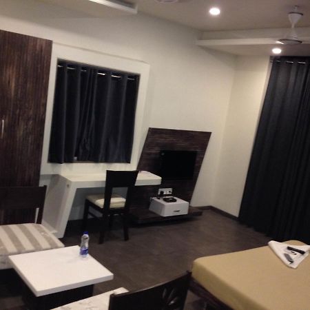 Hotel Vrinda Lātūr Dış mekan fotoğraf