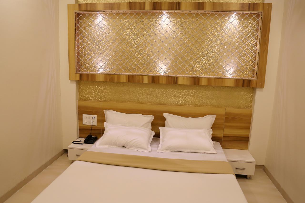 Hotel Vrinda Lātūr Dış mekan fotoğraf