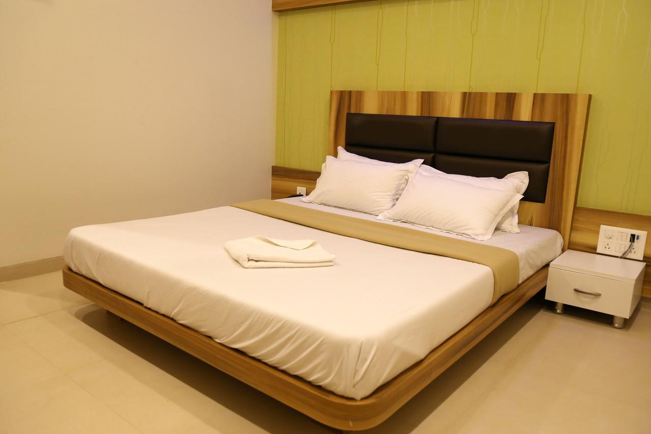 Hotel Vrinda Lātūr Dış mekan fotoğraf