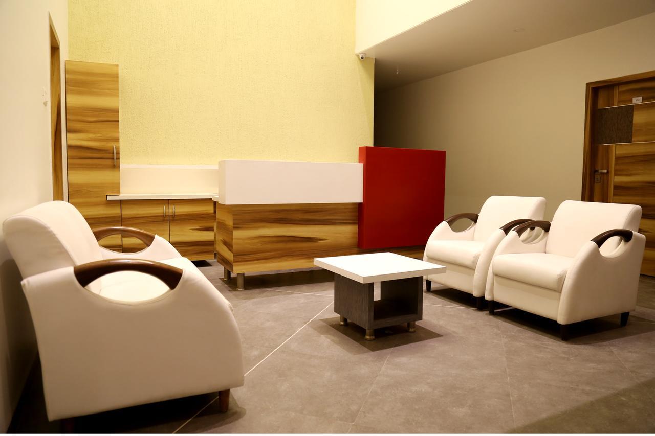 Hotel Vrinda Lātūr Dış mekan fotoğraf