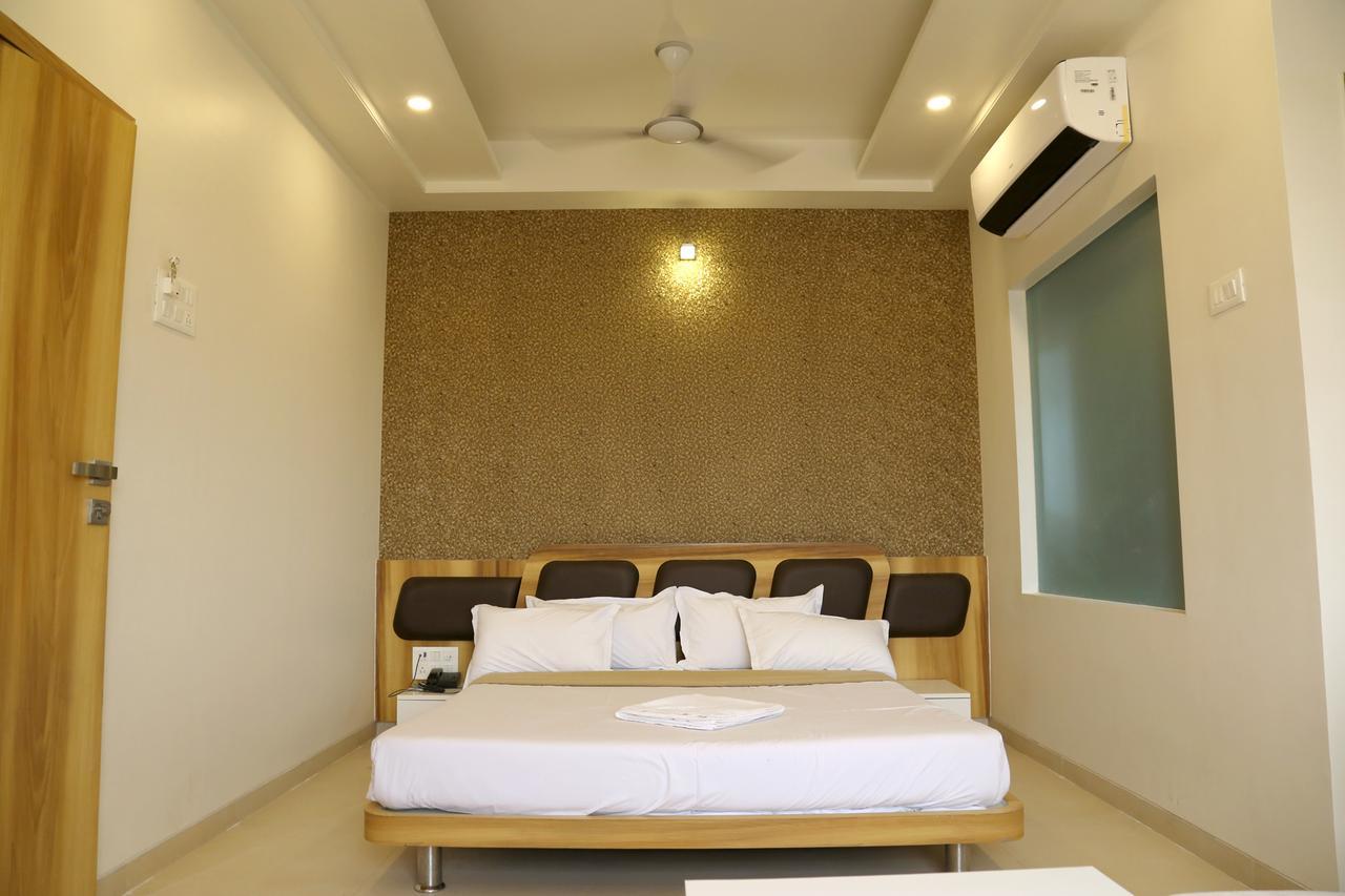 Hotel Vrinda Lātūr Dış mekan fotoğraf