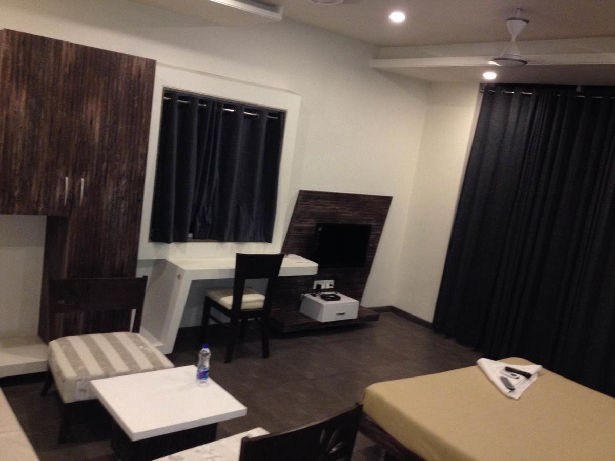 Hotel Vrinda Lātūr Dış mekan fotoğraf