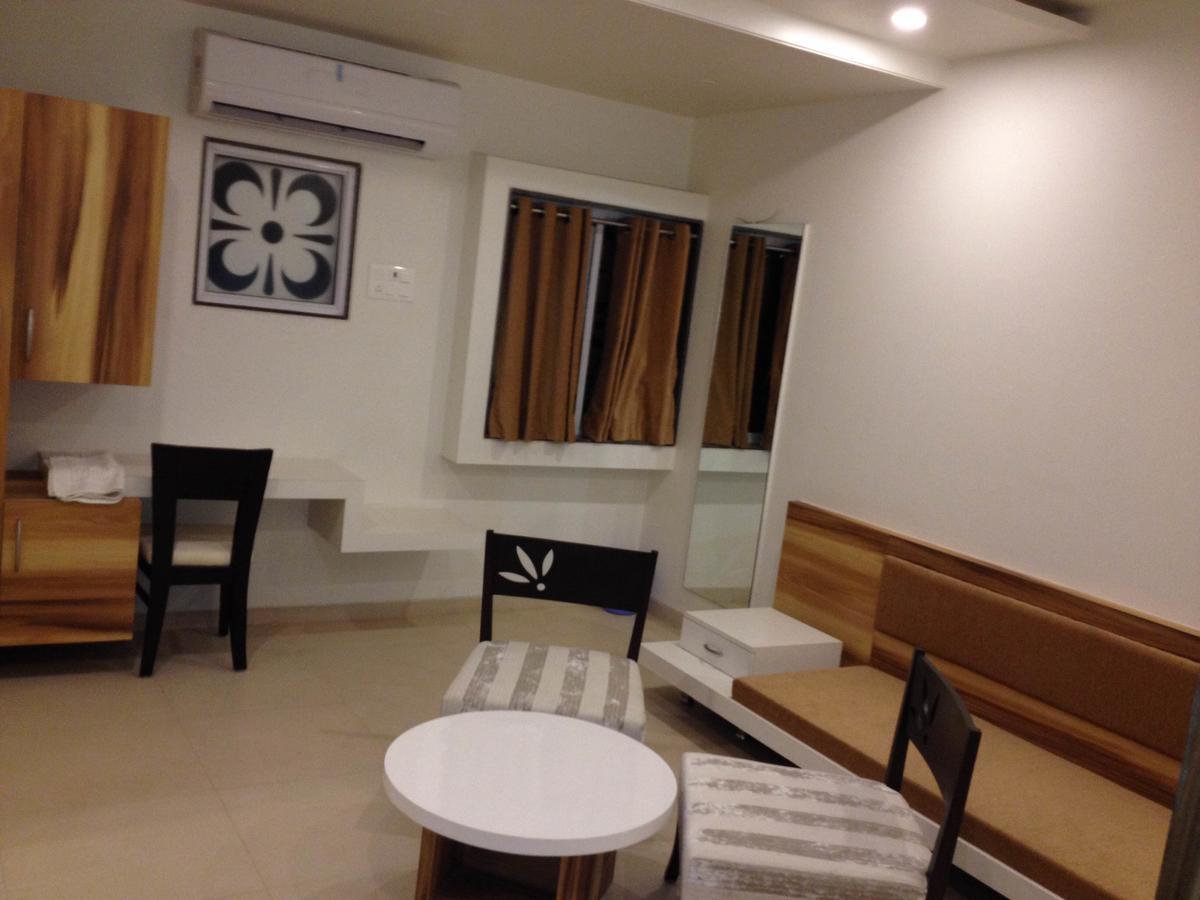 Hotel Vrinda Lātūr Dış mekan fotoğraf