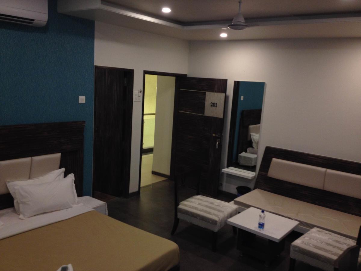 Hotel Vrinda Lātūr Dış mekan fotoğraf