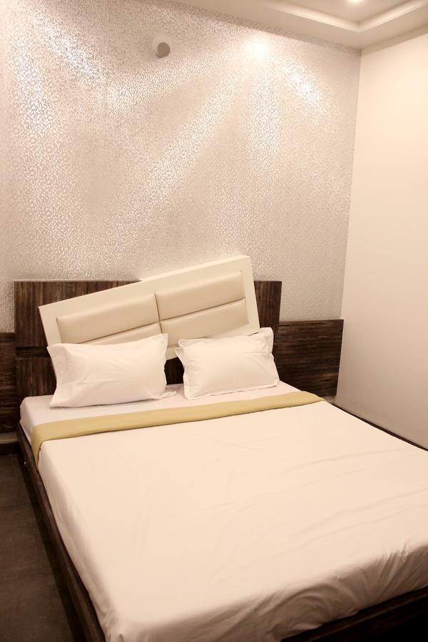 Hotel Vrinda Lātūr Dış mekan fotoğraf