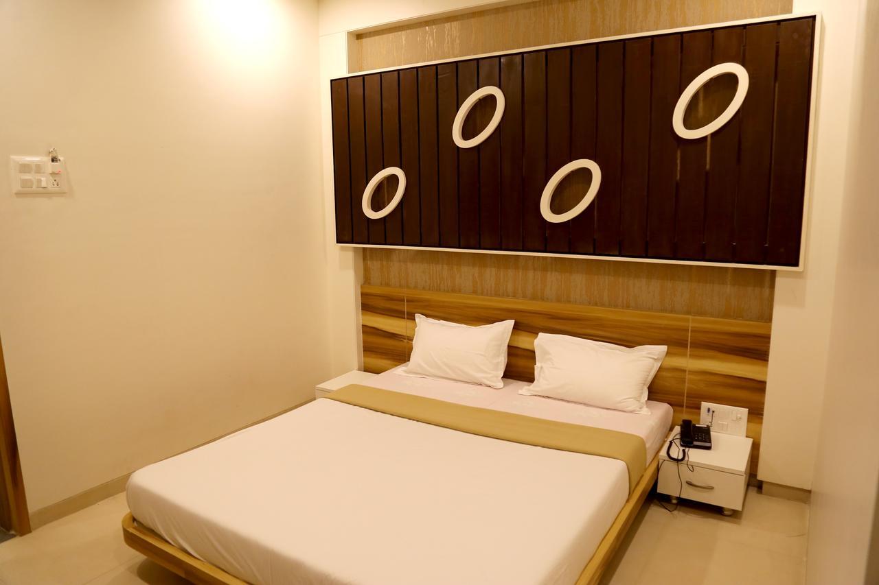 Hotel Vrinda Lātūr Dış mekan fotoğraf